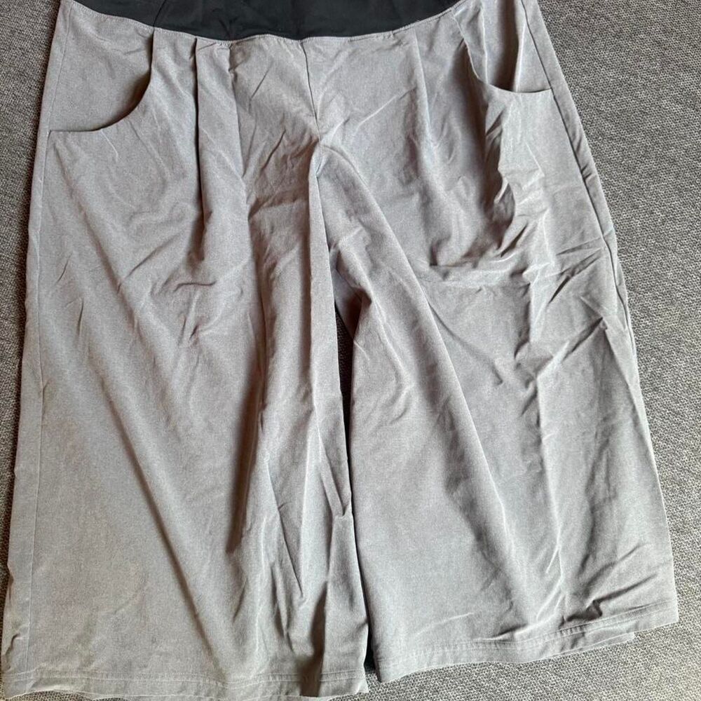Gray Lucy Capris size L